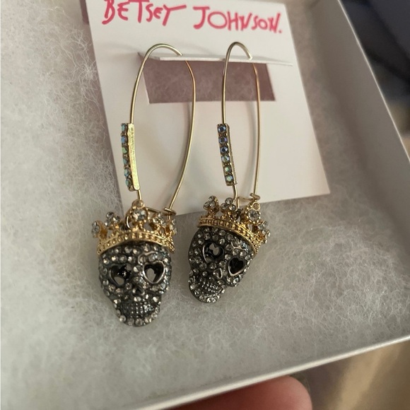NEW Betsey Johnson Gold-tone skull crown drop earrings - Picture 2 of 5